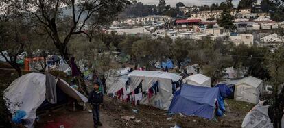 Arriba un niño ante su tienda en Moria, en Lesbos, en noviembre de 2016.