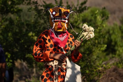 Un hombre vestido de tigre ofrendando en el cerro Komulian. 