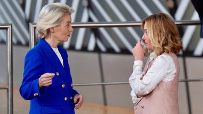 Ursula von der Leyen y Giorgia Meloni conversan en Bruselas el pasado 16 de octubre. 