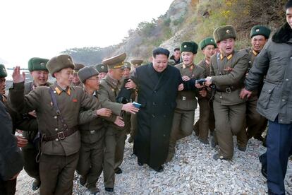 El líder norcoreano Kim Jong-un en el destacamento de defensa de Mahap, en el condado de Ongjin, al sur de Hwanghae. Fotografía sin fechar, publicada por la KCNA el 11 de noviembre de 2016.