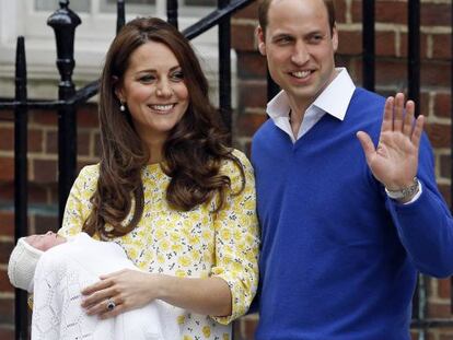 Los duques de Cambridge, con su hija Carlota.