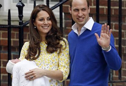 Los duques de Cambridge, con su hija Carlota.