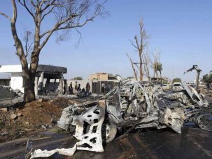 Uno de los vehículos militares dañados por la explosión de un coche bomba frente a un cuartel en Bengazi.