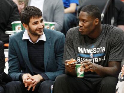 Ricky Rubio junto a su compañero Anthony Bennett