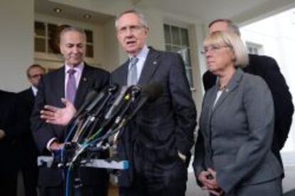 El l&iacute;der de la mayor&iacute;a dem&oacute;crata en el Senado, Harry Reid (c); habla ante la prensa junto al senador dem&oacute;crata de Nueva York, Chuck Schumer (i); la senadora dem&oacute;crata de Washington, Patty Murray (d), el jueves 10 de octubre de 2013, despu&eacute;s de una reuni&oacute;n entre los senadores dem&oacute;cratas y el presidente estadounidense, Barack Obama, en la Casa Blanca, en Washington, D.C. (EEUU). Obama est&aacute; dispuesto a considerar un aumento temporal del techo de la deuda. En paralelo, Reid, est&aacute; promoviendo una medida para elevar el techo de la deuda hasta finales de 2014 con muy pocas probabilidades de prosperar en la c&aacute;mara baja, controlada por los republicanos. EFE/MICHAEL REYNOLDS