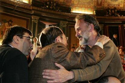 Varios médicos saludan a Luis Montes, a la derecha, en la asamblea convocada por la Junta de Personal.