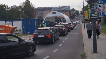 Control fronterizo en el puente que une Fráncfort del Oder y Slubice, este lunes.