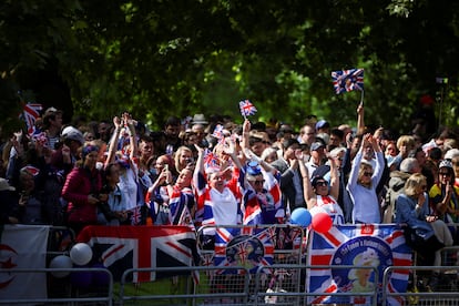 Simpatizantes de la familia real británica con banderas de la 'Union Jack' en The Mall, en Londres. Isabel II es la primera soberana británica en conmemorar tantos años de reinado y, de hecho, es la segunda en la historia en permanecer más tiempo reinando. Solo la supera el rey francés Luis XIV, que llegó a estar 72 años en el trono.