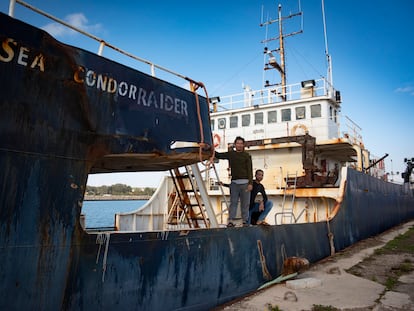 Los marinos Than Htike y Nyo Tun Lwin, este viernes en el 'Sea Condor', en El Puerto de Santa María (Cádiz).