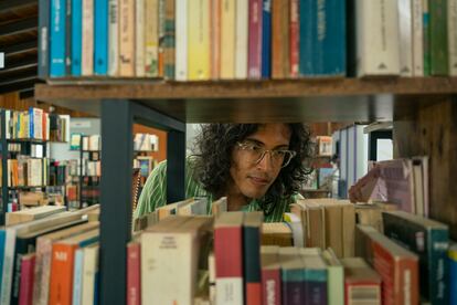 Un hombre echa un vistazo a los libros de la Fundación por la Lectura MFM en Caracas.