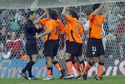 Varios jugadores del Valencia, entre ellos Rufete, Baraja y Garrido, protestan al árbitro la señalización del penalti.