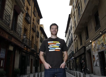 Xabi Alonso, en la calle de la Cava Baja, en el casco antiguo de Madrid.