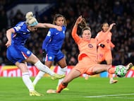 Ellie Carpenter remata a portería ante la defensa de Irene Paredes.