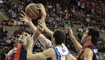 Bjelica, del Caja Laboral, lucha por un rebote con Vidal durante el partido de cuartos de final de la Copa del Rey de Baloncesto.