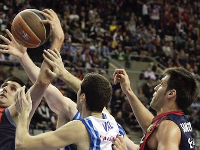 Bjelica, del Caja Laboral, lucha por un rebote con Vidal durante el partido de cuartos de final de la Copa del Rey de Baloncesto.
