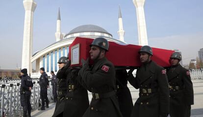 Funeral en Ankara de uno de los cinco soldados turcos muertos en un ataque del ISIS en la ciudad siria de Al Bab el pasado martes. 