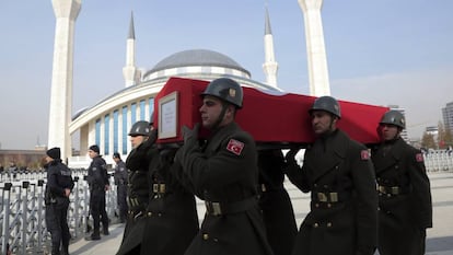 Funeral en Ankara de uno de los cinco soldados turcos muertos en un ataque del ISIS en la ciudad siria de Al Bab el pasado martes. 