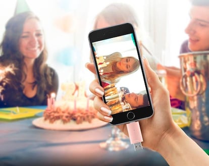 Tanto los móviles Android como un iPhone pueden copiar contenidos a memorias USB