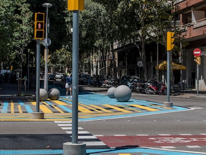 Saturación de elementos de señalización en el cruce de de la calle Rocafort con Consell de Cent en Barcelona.