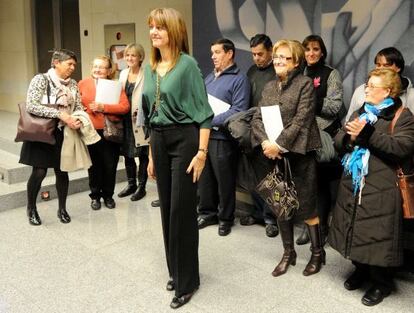 Mendia, con los familiares de las víctimas en el acto oficial en Vitoria.