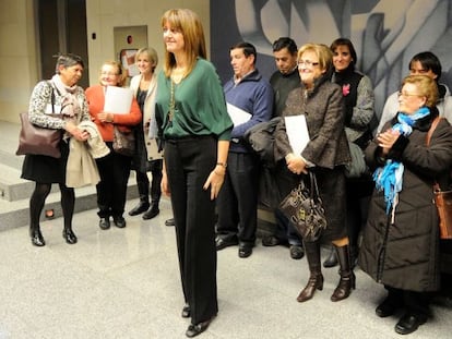 Mendia, con los familiares de las víctimas en el acto oficial en Vitoria.