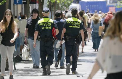 Dos polic&iacute;as municipales patrullan a pie por Lavapi&eacute;s.