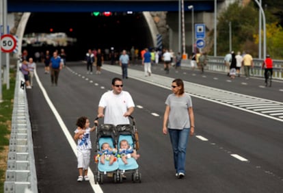Una pareja pasea con sus hijos por la autovía del Urumea durante la jornada de puertas abiertas.