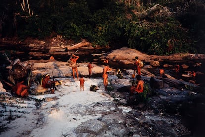 Un grupo de indigenas araweté, a orillas de un río tras un día de caza.