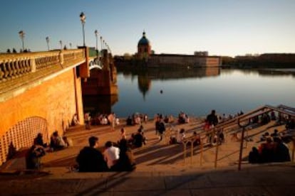 Atardecer en la escalinata de Saint-Pierre, junto al río Garona, en Toulouse.