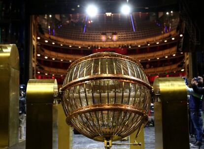 16-12-16 (DVD 821) Llegada de los bombos del sorteo de la Loteria Nacional de Navidad al Teatro Real de Madrid. ©Jaime Villanueva