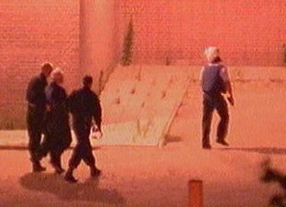 <b><Font size=2>El Tribunal Penal Internacional amplía los cargos contra Milosevic</b></font><p>Milosevic (en el centro) es escoltado a su llegada a la prisión del tribunal de La Haya.