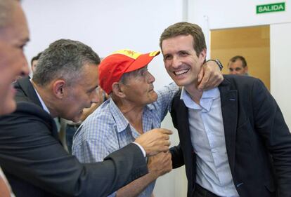 El candidato a la presidencia del PP, Pablo Casado (d), saluda a simpatizantes durante una reunión con militantes en Logroño.
