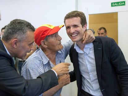 El candidato a la presidencia del PP, Pablo Casado (d), saluda a simpatizantes durante una reunión con militantes en Logroño. 
 
 