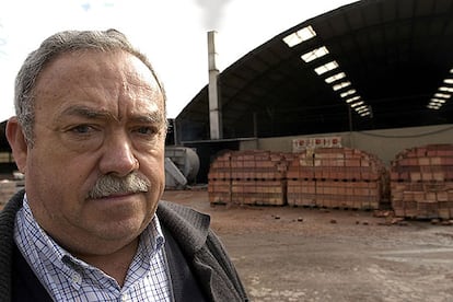 Manuel Núñez, en su ladrillera de Bailén.