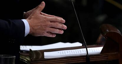 Detalle de las manos del candidato socialista a la presidencia del Gobierno, Pedro Sánchez, durante su intervención.