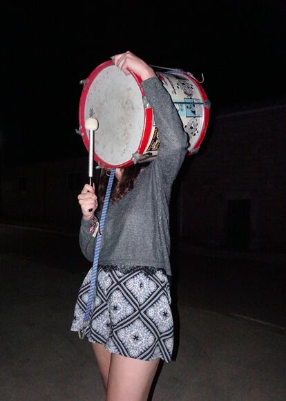 Una chica toca el tambor en Mazuela. 