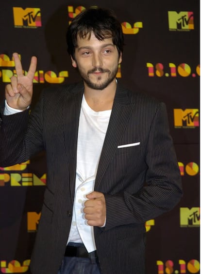 Hace sólo un año, el actor mexicano Diego Luna empezó a salir con Camila Sodi, la sobrina de Thalía, también actriz, con la que finalmente se casó hace seis meses. El apresurado romance acaba de consumarse con el nacimiento del primer hijo de la joven pareja, en un hospital de Los Ángeles, la noche del lunes. Camila, de 22 años, y Diego, de 29, se conocieron en el rodaje de la película <i>El búfalo de la noche</i> y luego volvieron a coincidir en la filmación de <i>Déficit</i>, el filme en el que el amigo y socio de Luna, Gael García Bernal, ha debutado como director.