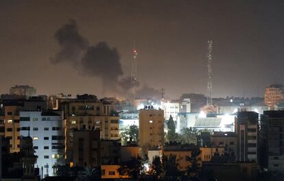 Columnas de humo provocadas por ataques aéreos israelíes en Gaza este jueves.