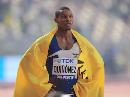 Alex Quiñónez, tras ganar la medalla de bronce de la final de 200 metros de los Campeonatos Mundiales de Doha, en 2019.
