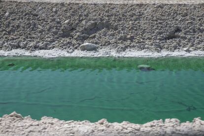 Detalle del agua en uno de los canales de evacuación de agua.