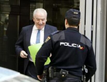 El expresidente de FCC Construcción, José Mayor Oreja (i), a su salida de la Audiencia Nacional, donde el juez que instruye los llamados papeles de Bárcenas, Pablo Ruz, le ha citado a declarar como imputado.