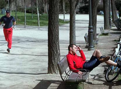 El ejercicio es clave no sólo para vigilar el peso y gastar energía, sino para una buena utilización de los nutrientes por el organismo. En la foto, dos jóvenes deportistas en la Casa de Campo de Madrid.