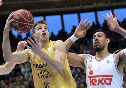 Ay&oacute;n intenta frenar a Rabaseda del Gran Canaria.