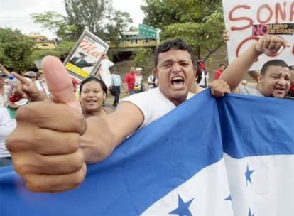 Partidarios del depuesto presidente Manuel Zelaya, se manifiestan en Tegucigalpa.