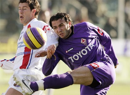 Pazzini dispara ante el acoso del jugador del Catania, Julio Izco.