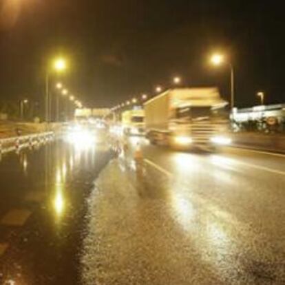 Una tormenta de lluvia, granizo y viento acompañada de aparato eléctrico ha originado inundaciones en calles, casas bajas, chalés unifamiliares y garajes en el sur de Madrid