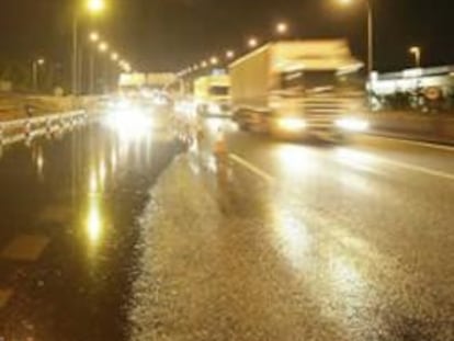 Una tormenta de lluvia, granizo y viento acompañada de aparato eléctrico ha originado inundaciones en calles, casas bajas, chalés unifamiliares y garajes en el sur de Madrid