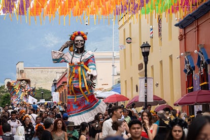 Andador principal del Zócalo de Oaxaca de Juárez, en cada calle son colocadas catrinas con trajes tipícos de Oaxaca. 