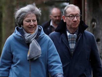 Theresa May junto a su marido Philip saliendo de la iglesia cerca de High Wycombe.