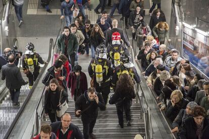Bomberos en la estación de metro de Universitat , una de las que se han cerrado debido al fuego.
